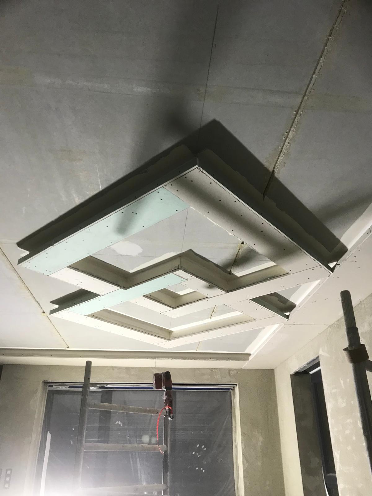 Verschachtelte, abgestufte Deckenkonstruktion im Rohbau