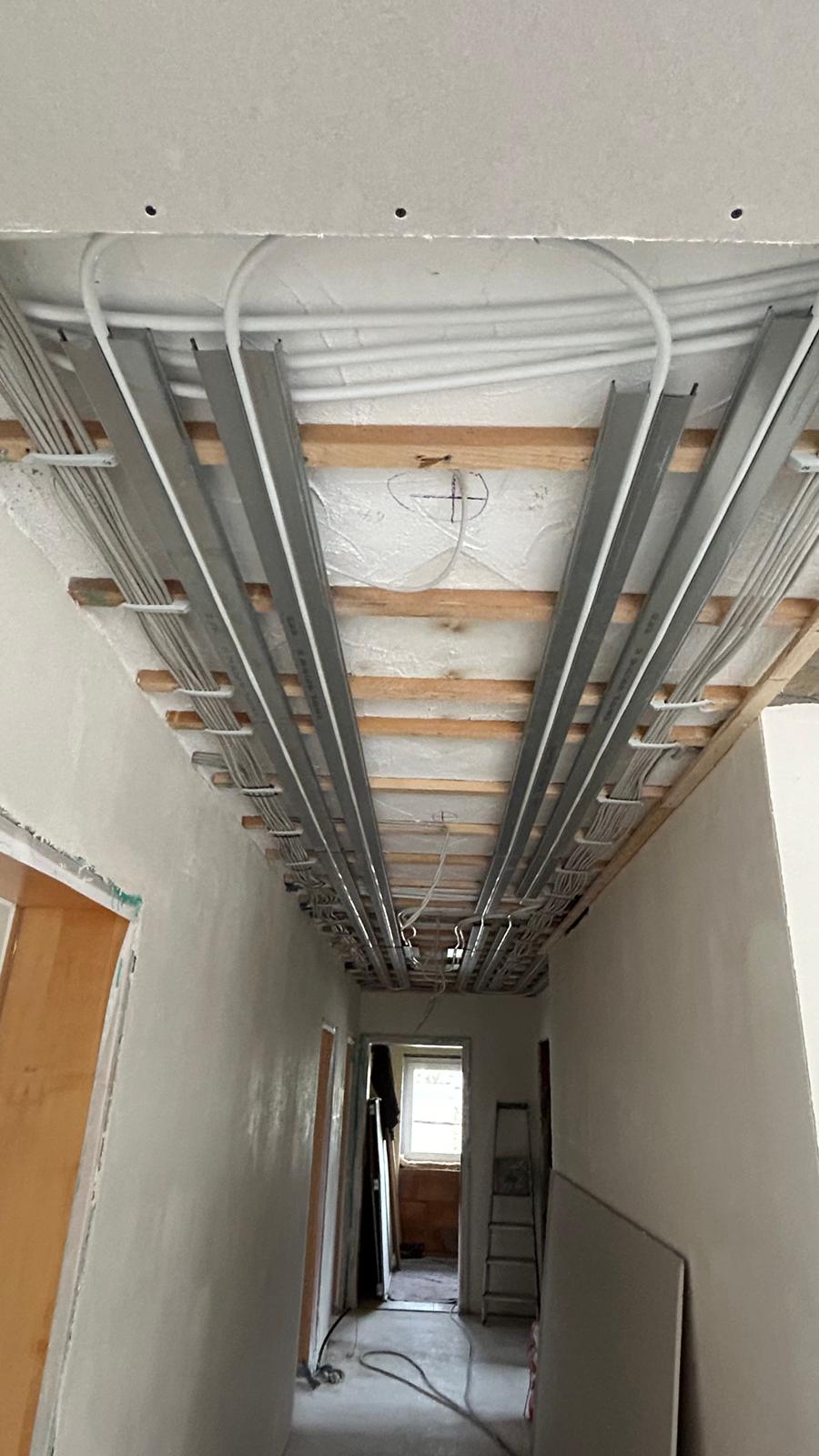 Elektroinstallation im Deckenständerwerk eines Flurs