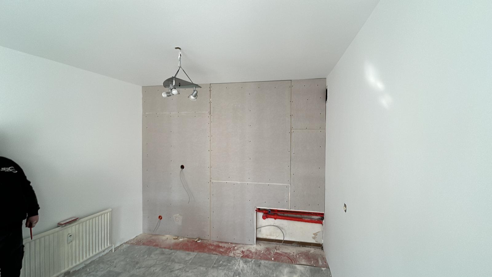 Trockenbauwand mit sichtbarem Heizungsanschluss