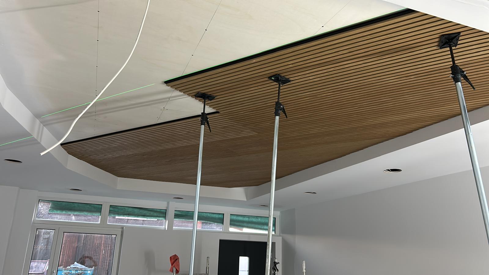 Holzlamellendecke während der Montage