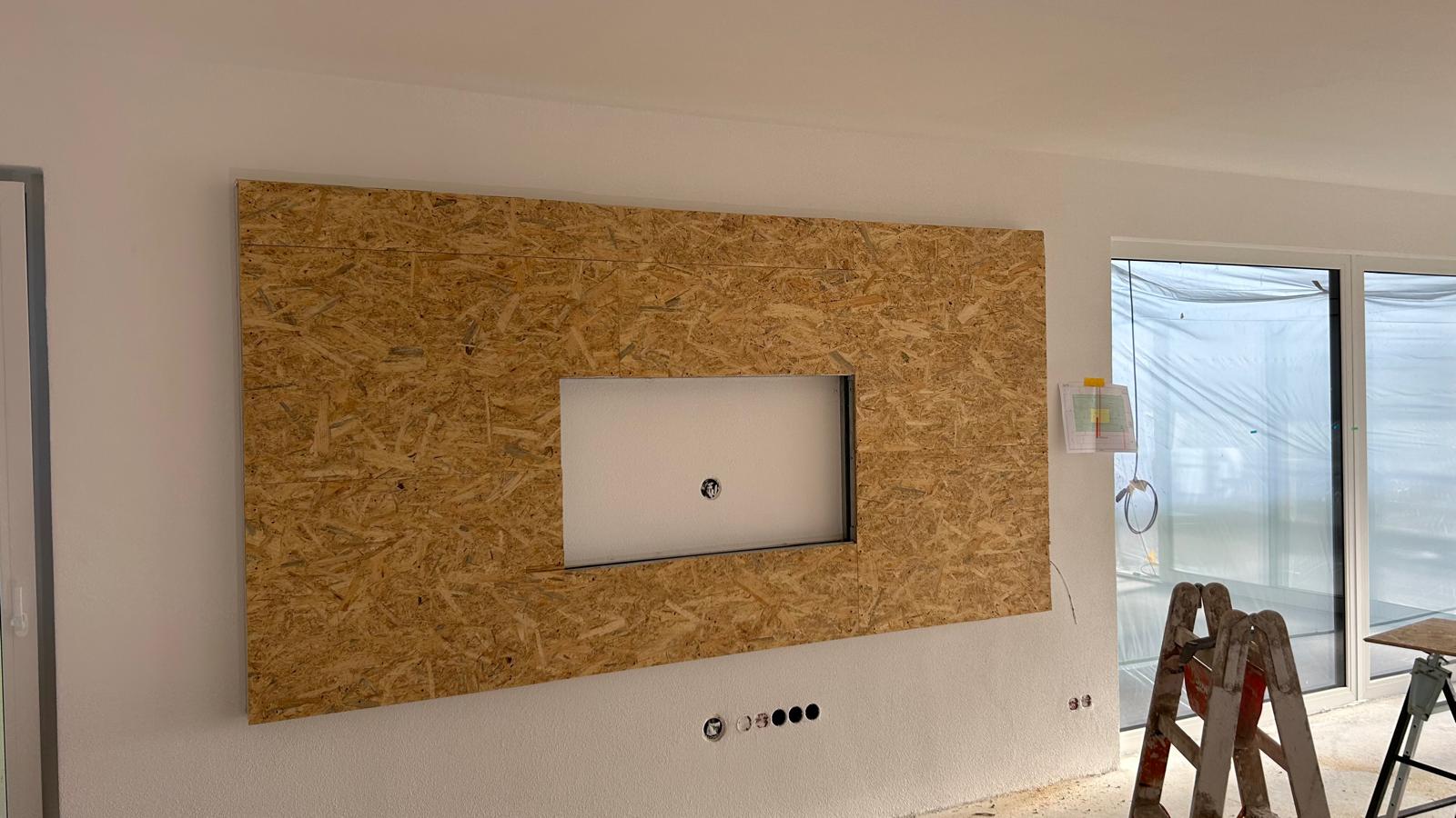 Medienwand-Unterkonstruktion aus OSB-Platten