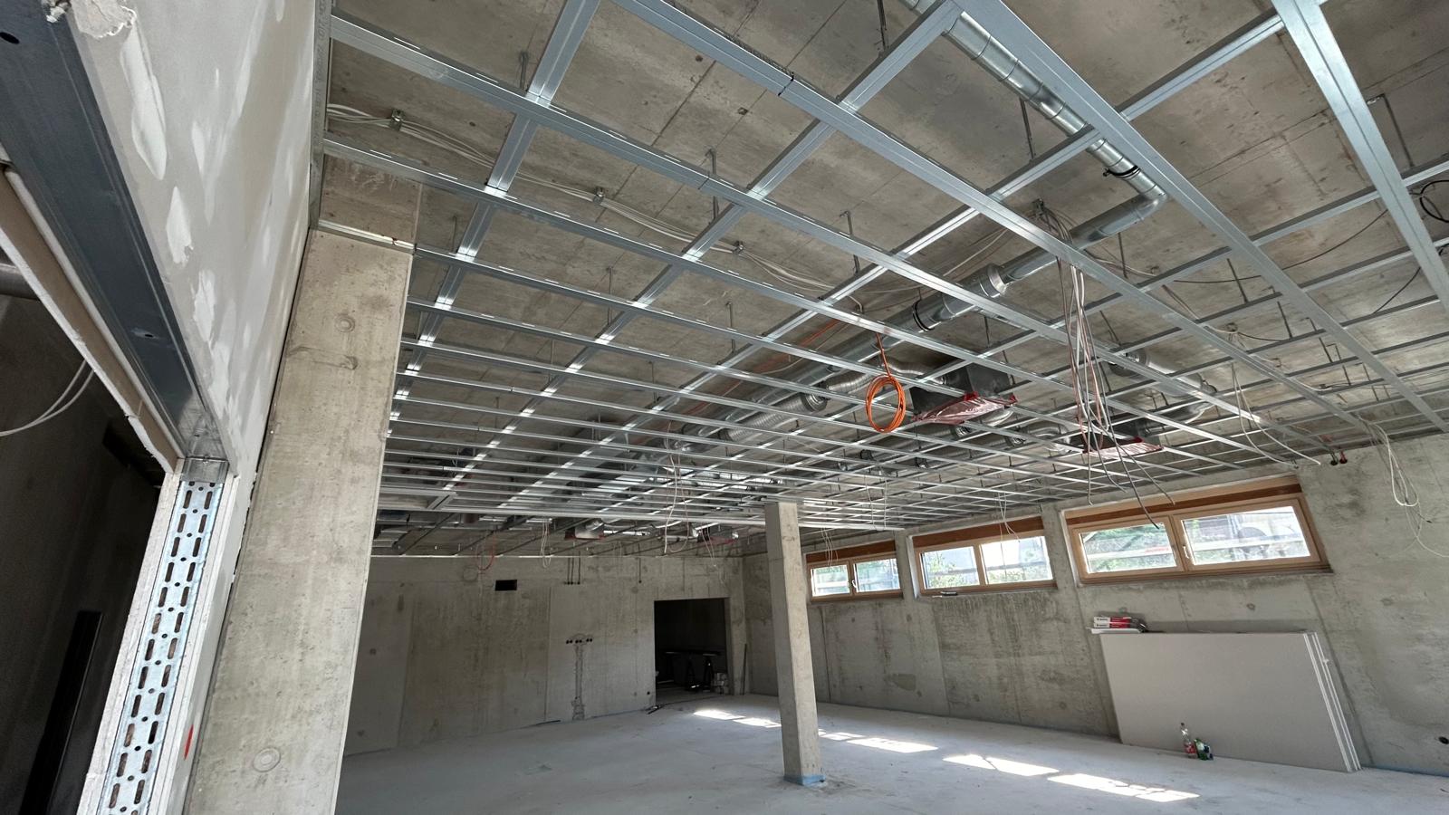 Deckengrundgerüst im Rohbau einer Gewerbefläche