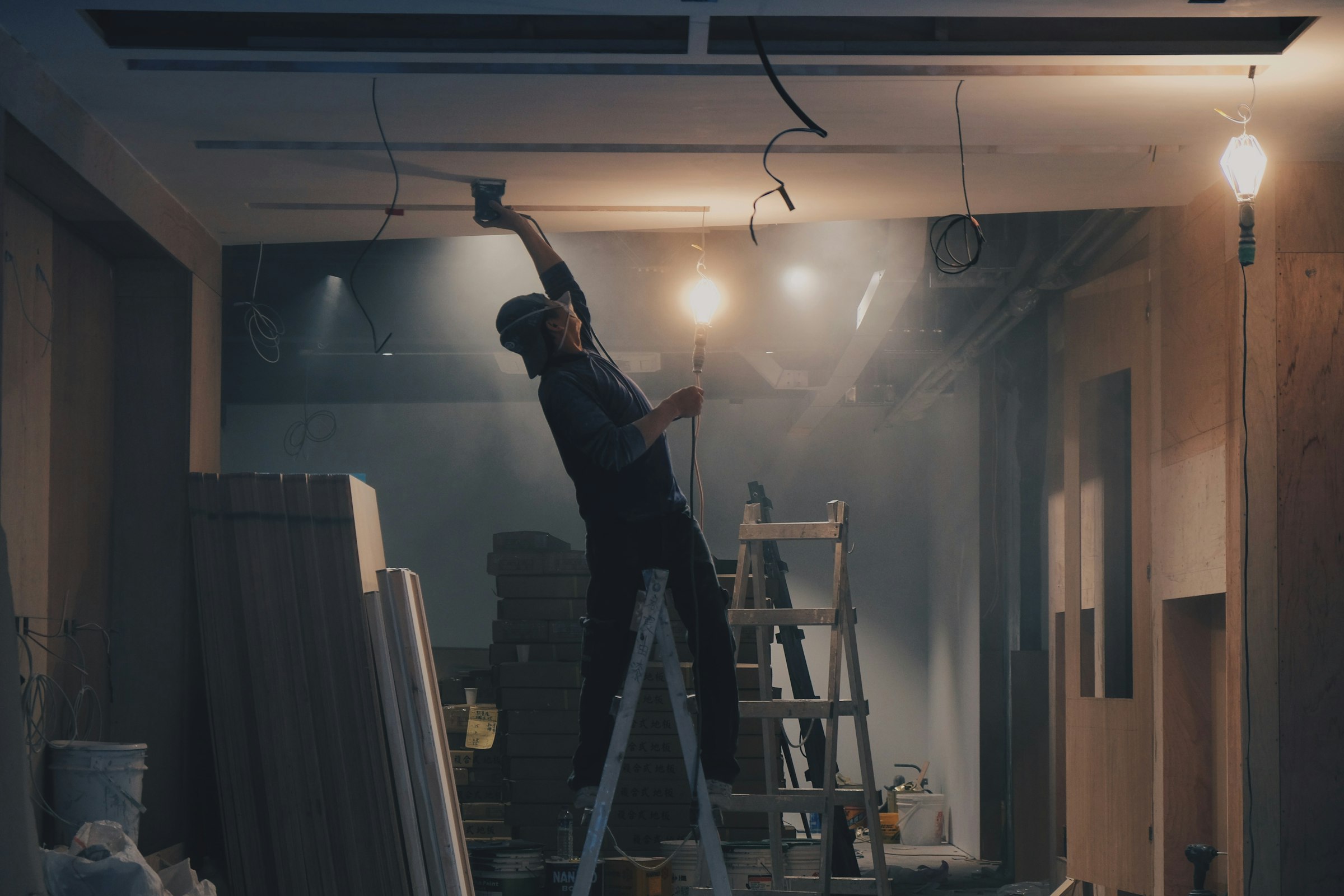 Trockenbau-Arbeiten in Aalen – Handwerker beim Innenausbau einer Decke