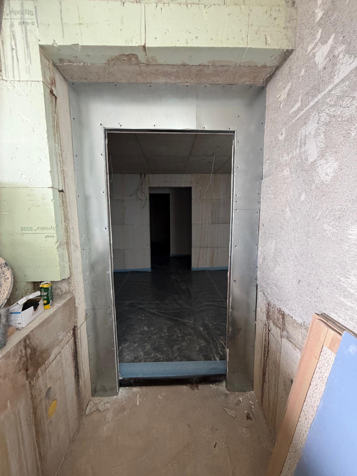 Trennwände – Durchgang mit Ständerwerk im Rohbau