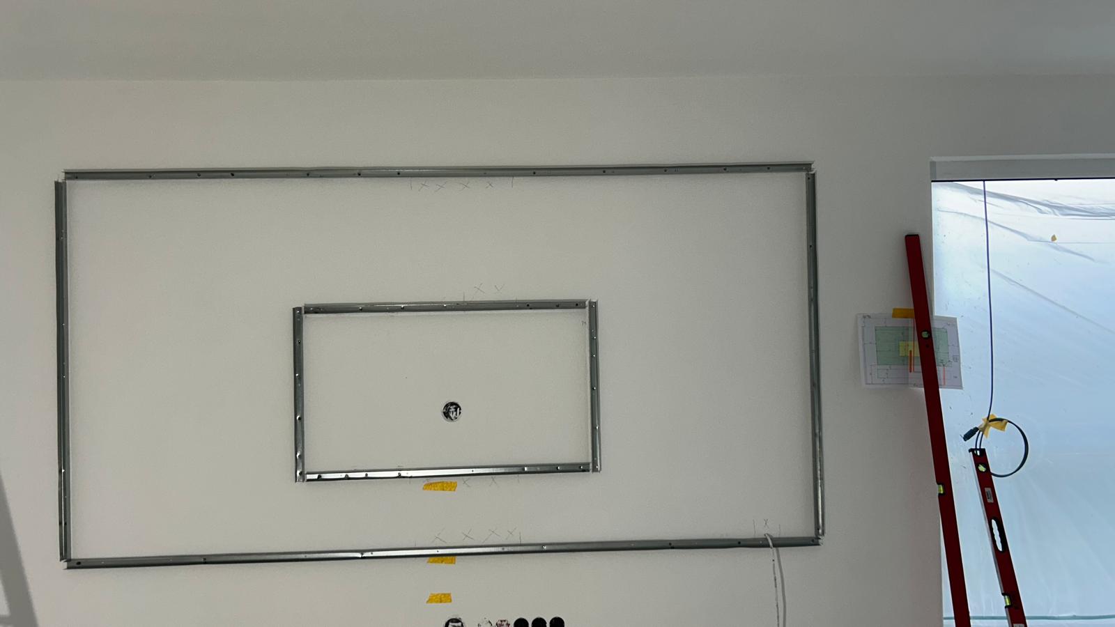 Trockenbau – Metallständerwerk für Medienwand im Rohbau